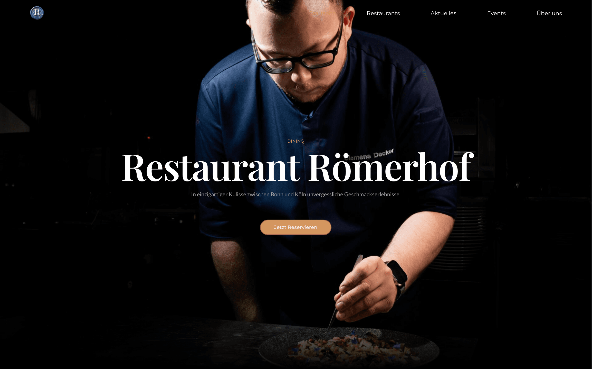 Startseite von Restaurant Roemerhof mit dem Chefkoch im Hintergrund der einen Teller hält.